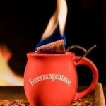 Feuerzangenbowle ausschenken in Original Tasse